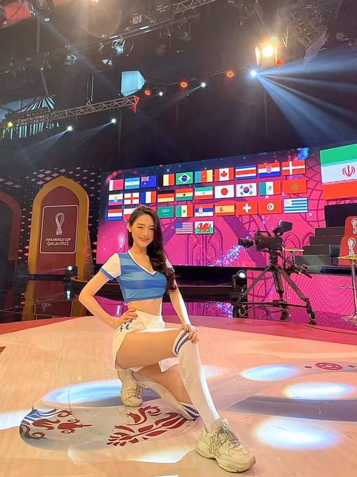 Danh tính của các hot girl Nóng cùng World Cup 2022 đại diện cho các đội bóng nhận được rất nhiều sự quan tâm, trong đó phải kể đến Thúy Huyền (sinh năm 1996) – cô gái đại diện cổ vũ cho đội tuyển Uruguay.
