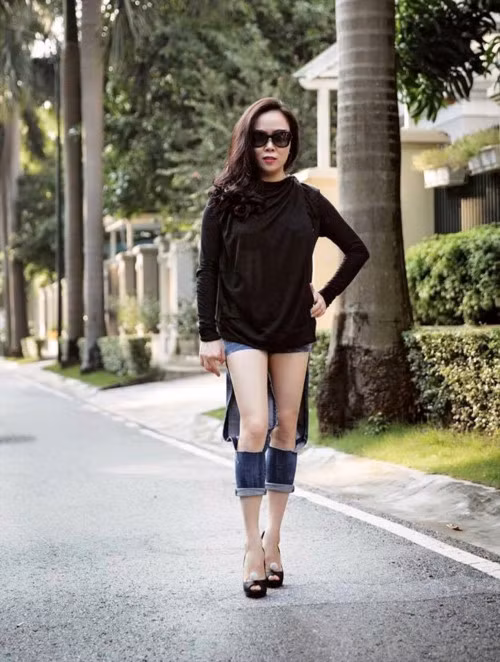 Phượng Chanel không tiếc tiền sắm đồ hiệu và có vẻ cũng không xót của khi mặc chúng vào những nơi không hề sang chảnh.