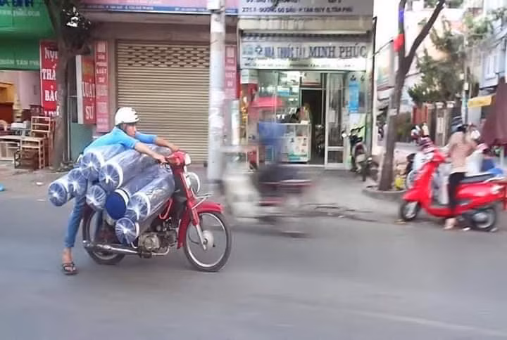 Tuy nhiên, thay vì chuyên chở những mặt hàng nhỏ gọn thì nhiều người tại Việt Nam lại sử dụng xe máy để chở hàng quá khổ, nhiều khi gây ảnh hưởng đến những người đi lại xung quanh.
