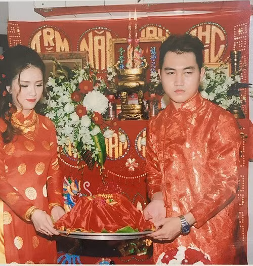 Đến người xem cũng phải bất ngờ trước album ảnh cưới bá đạo này. Một số cho rằng, dù sao nó cũng rất đặc biệt và sau này sẽ là kỷ niệm đáng nhớ của 2 vợ chồng.