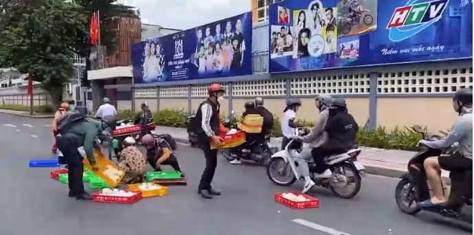 Việc tốt của những người đi đường giúp đỡ anh shipper nhanh chóng được lan tỏa trên mạng xã hội, khiến ai nhìn cũng thấy ấm lòng. Ảnh: Tổng hợp