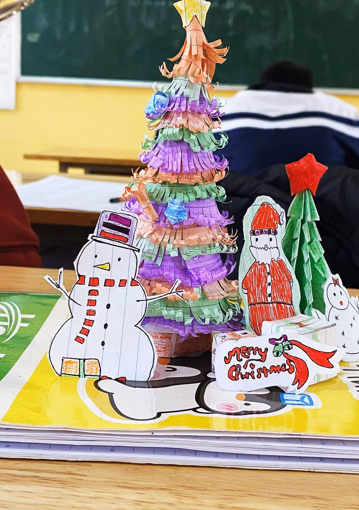 Các em học sinh đã có thể tự tay tạo ra những cây thông Noel vô cùng đáng yêu trong mùa Giáng sinh này. Ảnh: Trường Người Ta