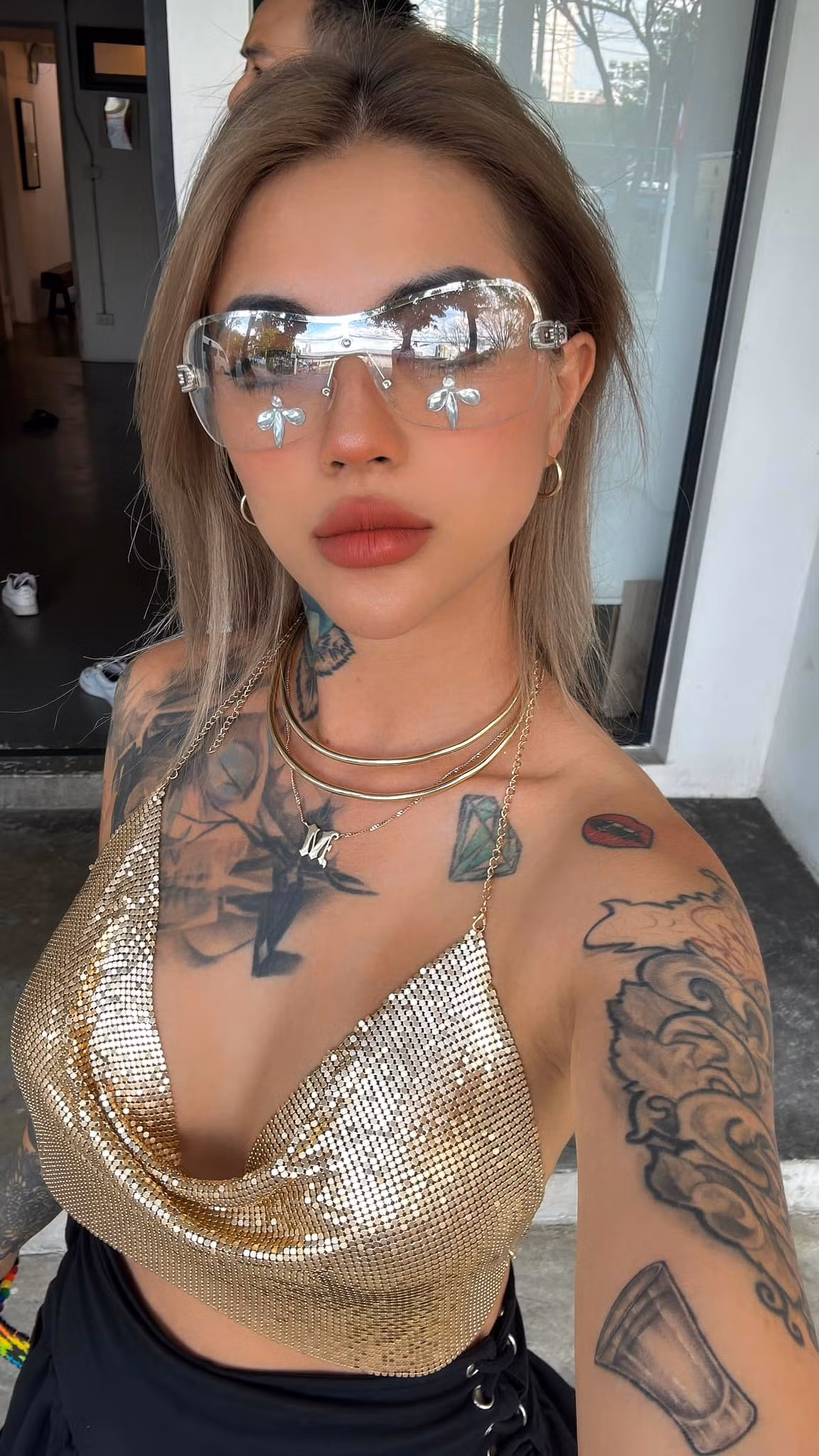 Zin Lee (tên thật: Bùi Kim Thanh) sinh năm 1992 là hot girl xăm trổ người Hà Nội, cô cũng là cái tên không còn quá xa lạ trên MXH.