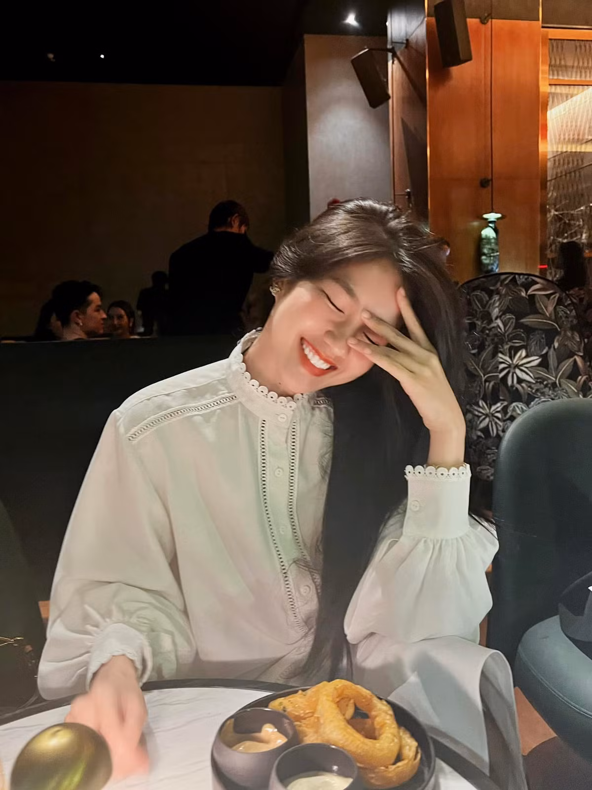 Dẫu không ăn vận gợi cảm hay quá nổi bật nhưng hot girl Sài thành này luôn tạo nên sức hút ở mọi lúc mọi nơi.