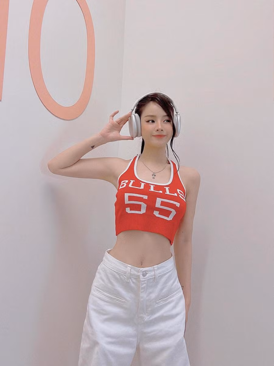 Không chỉ xinh đẹp, tài năng, DJ Mie còn có gu thời trang mang tính thương hiệu.