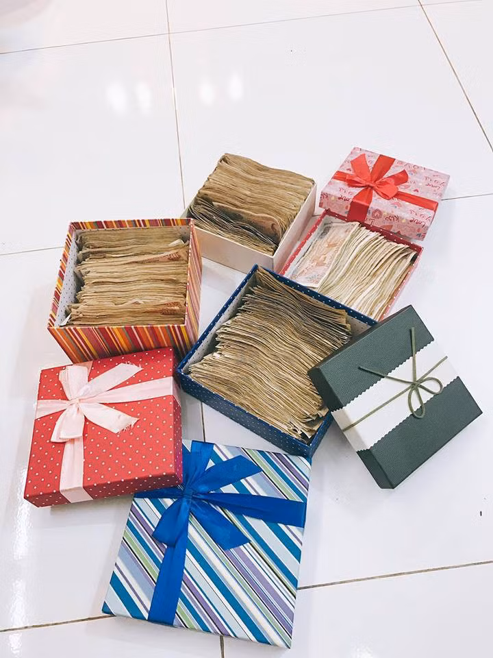 Không biết cụ thể số tiền là bao nhiêu nhưng số lượng tờ tiền có lẽ lên để cả nghìn tờ.