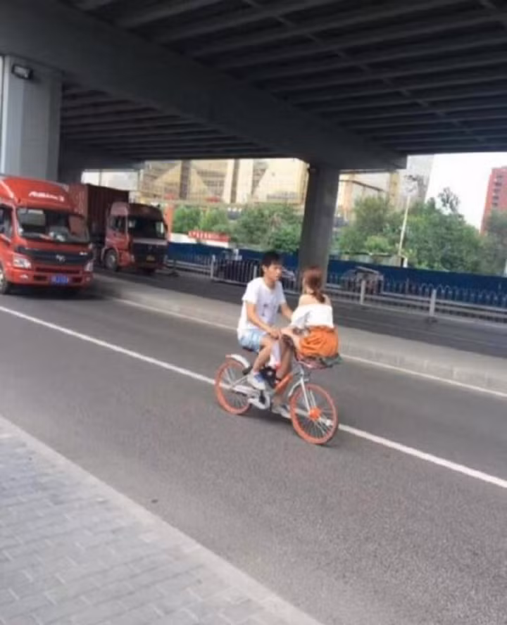 Tư thế ngồi lái xe "bá đạo" mà không phải ai cũng nghĩ ra, thế nhưng hầu hết đều tò mò cảm giác của người lái cũng như người được chở đi.