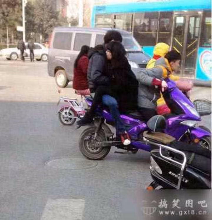 Tội cho chàng trai ấy, vừa phải ăn "cẩu lương" vừa còng lưng lái xe.