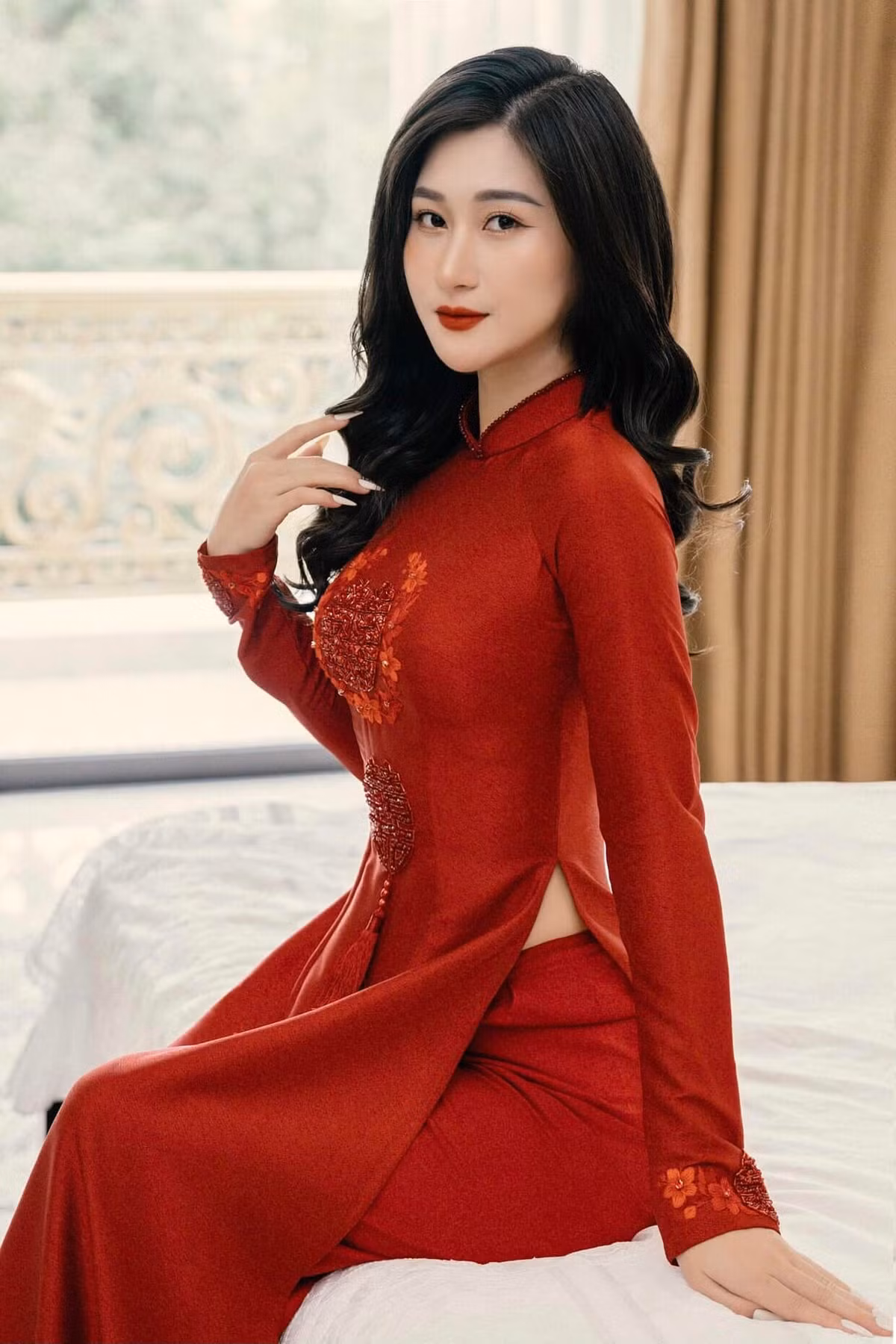 Cô gây ấn tượng với gương mặt xinh đẹp, làn da trắng sáng mịn màng.