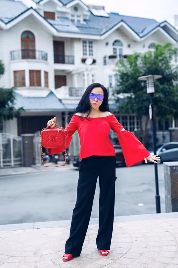 Mặc dù có phong cách khó hiểu nhưng Phượng Chanel lại được khen khi có làn da đẹp. Ở độ tuổi U50 nhưng làn da của nữ đại gia luôn căng bóng và hồng hào.