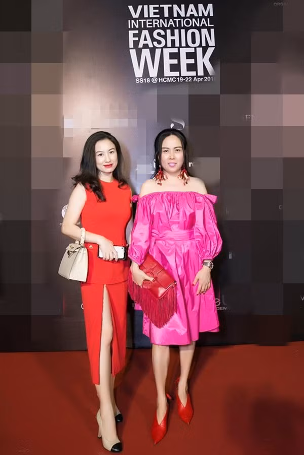 Nữ doanh nhân Phượng Chanel thường thích ''cưa sừng làm nghé'' với những bộ áo quần trẻ trung nhưng lại được mix theo style lạc quẻ.