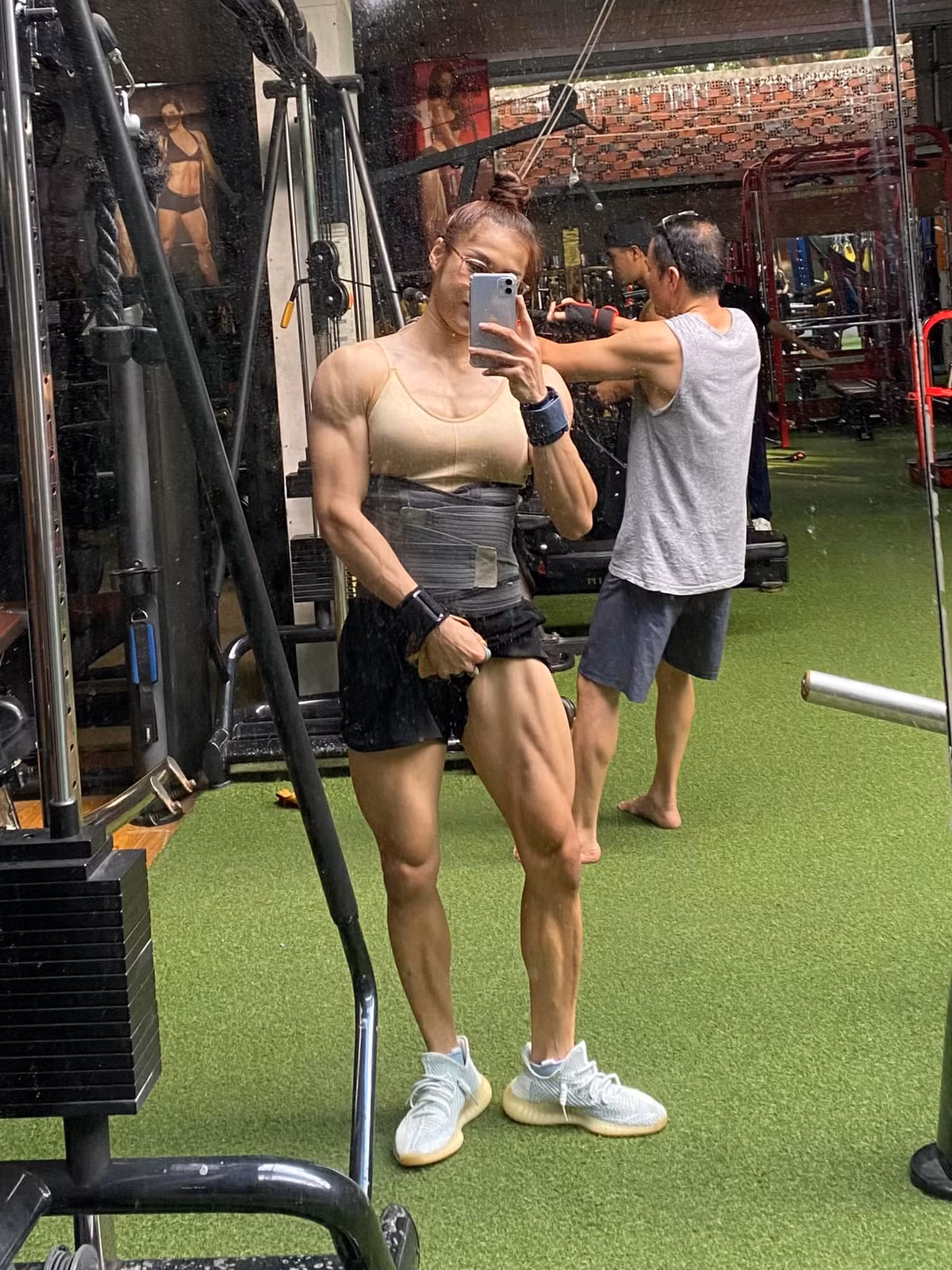 Trên trang cá nhân, Ny đăng khá nhiều ảnh chụp lúc tập luyện và vui chơi. Ngoài thời gian tập luyện, Ny thích đi du lịch, ăn uống với bạn bè. Ảnh: FBNV