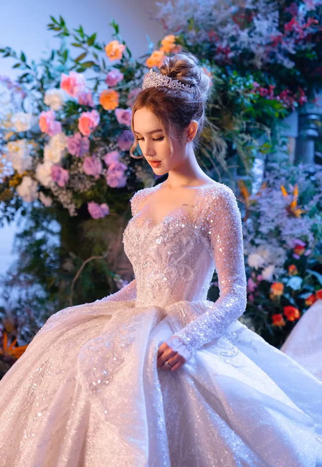 Cô nàng đính hôn với Xemesis - "streamer giàu nhất Việt Nam" khi mới 17 tuổi. Tròn 18 tuổi, cô nàng chính thức lên xe hoa "theo chồng về dinh".