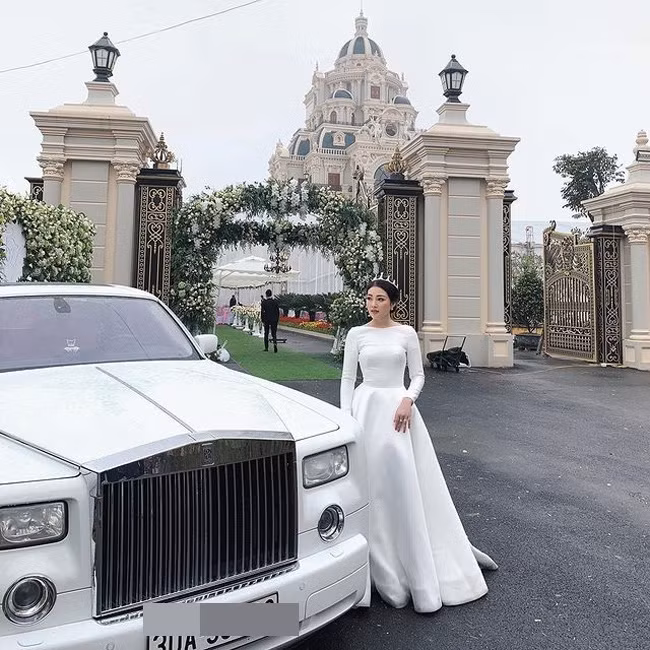 Trần Thu Hương (sinh năm 2000, quê Nam Định) được biết đến là "cô dâu 200 cây vàng". Cô lấy chồng năm 19 tuổi.