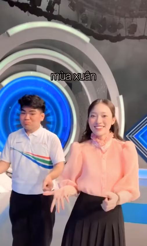 Không chỉ giữ nguyên câu nói trend của Phát Trần "Thì ra, mùa xuân hoa nở là vì em", nhiều người còn biến tấu câu nói này thành những phiên bản hài hước như: "Thì ra, không ăn thì béo, ăn vào thì no", "Thì ra, hết tiền, là vì đây",...