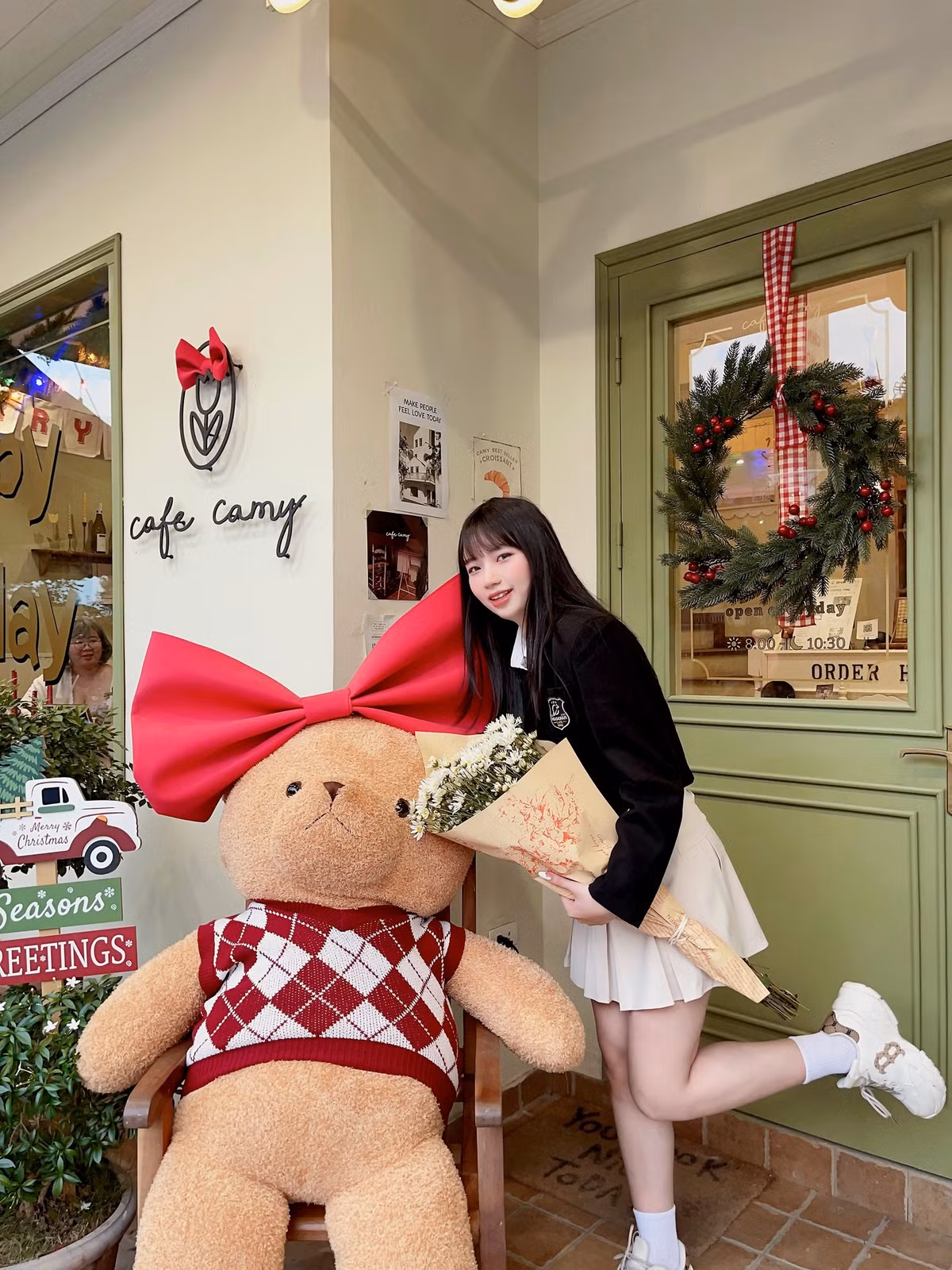 Quán trang trí Noel rất nhẹ nhàng và tinh tế, với chiếc nơ to trước cửa cùng một chú gấu bông dễ thương. Địa chỉ: 7 Văn Cao, Quận Tây Hồ, Hà Nội. Ảnh: Nguyễn Hà