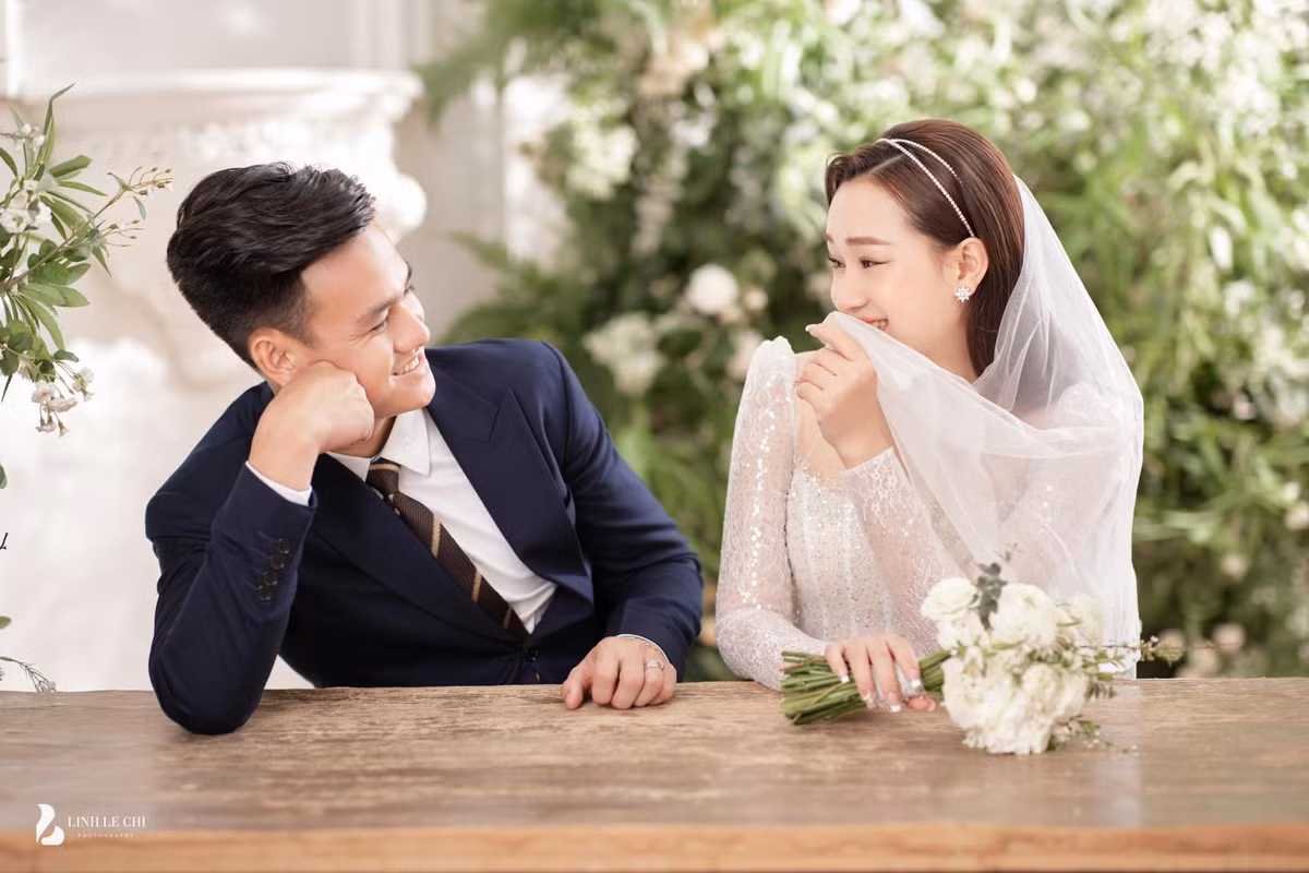 Sau thủ tục đón dâu trong buổi sáng, lễ cưới của cầu thủ Việt này được tổ chức tại sân vận động xã Ân Nghĩa, huyện Hoài Ân, tỉnh Bình Định. Trong đám cưới của Tấn Tài và Hiếu Phạm còn có sự góp mặt của cậu con trai đáng yêu.