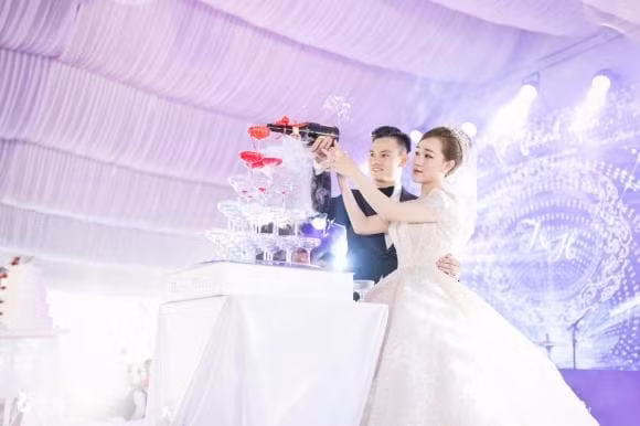 Tại lễ thành hôn Hồ Tấn Tài bảnh bao và cô dâu xinh đẹp cùng diện áo dài đỏ truyền thống.