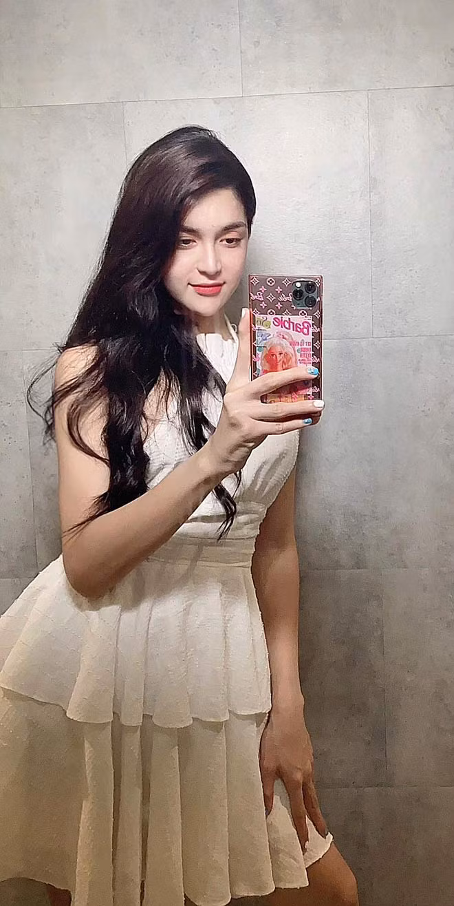 Với vẻ ngoài nữ tính, nhẹ nhàng, Huỳnh My tự tin xuất hiện ở bất cứ đâu và hơn hết, cô nàng hạnh phúc khi được làm “cô con gái nhỏ” của ba mẹ. Ảnh: FBNV