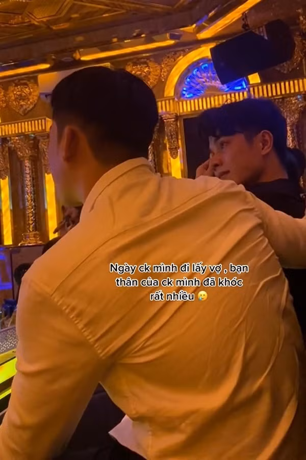 Tuy nhiên có vẻ như đó chỉ là một phút xúc động của anh chàng khi bạn thân lấy vợ mà thôi, bởi ngay sau đó cả nhóm đã cùng nhau hát hò rất vui vẻ. Đặc biệt, điều khiến rất nhiều người chú ý đó là nhan sắc của anh chàng được đánh giá là xếp vào dạng "cực phẩm".