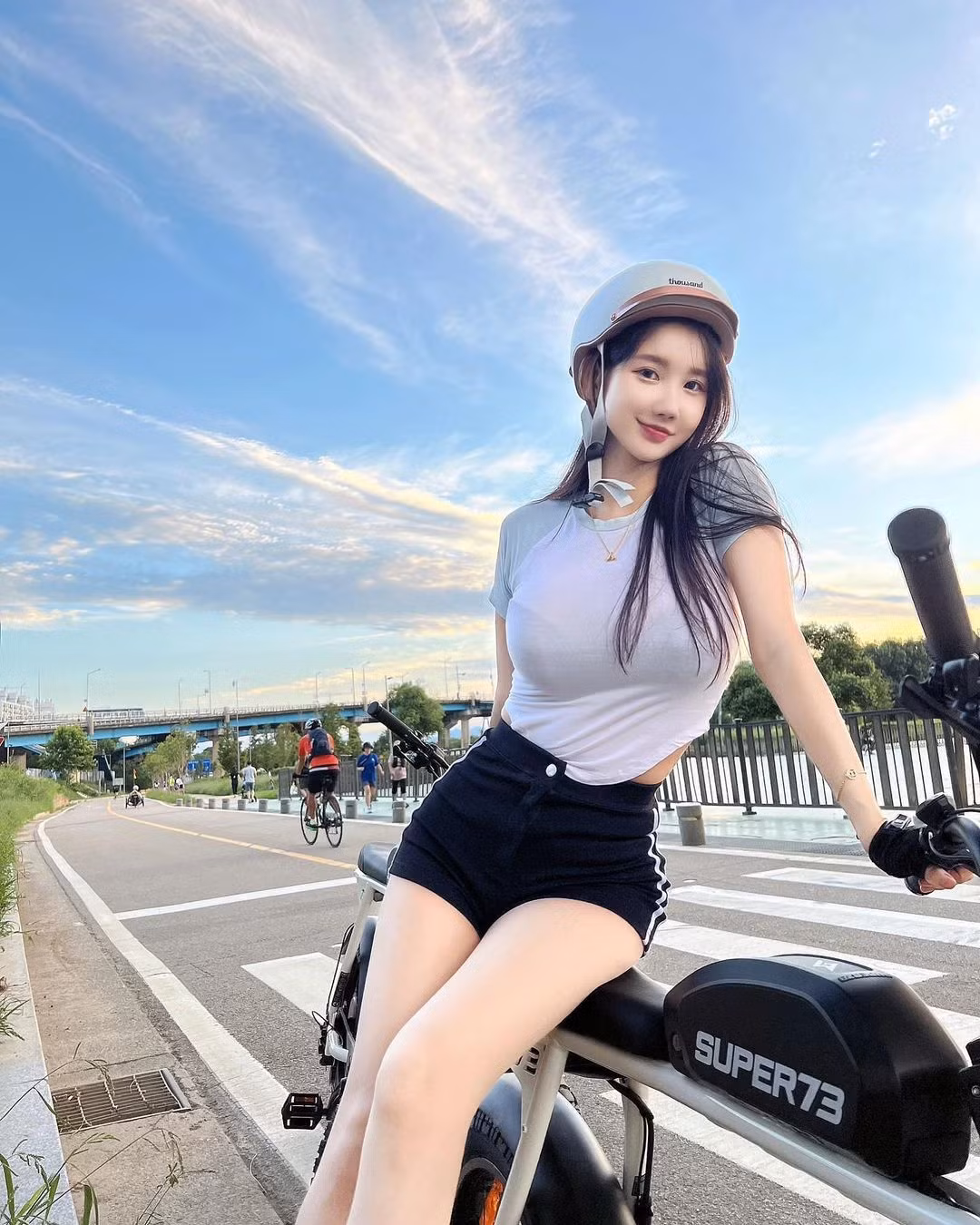 Vẻ đẹp vừa ngọt ngào vừa gợi cảm của hot girl làng DJ khiến không chỉ cánh mày râu mà phái nữ cũng phải mê mẩn.