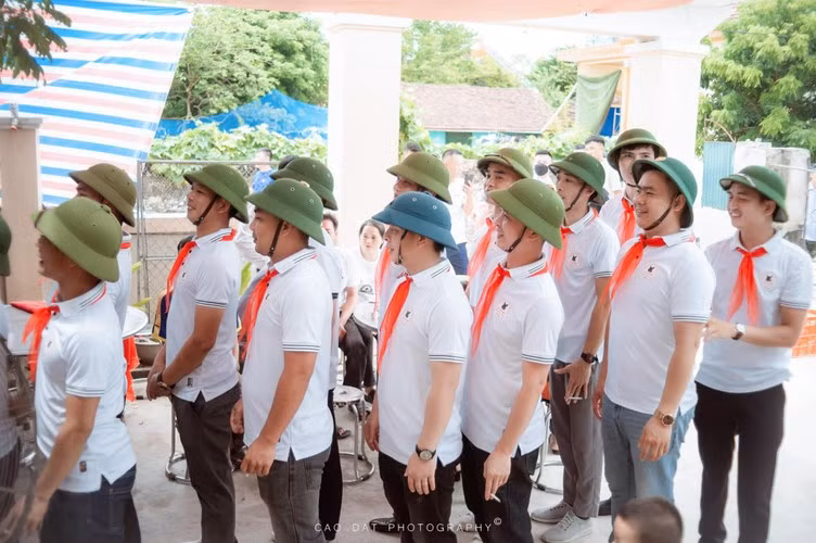 Đến cổng nhà gái, đội hình nhà trai đều là các anh chàng còn xếp hàng ngay ngắn, sẵn sàng vào nhà gái hỏi cưới.