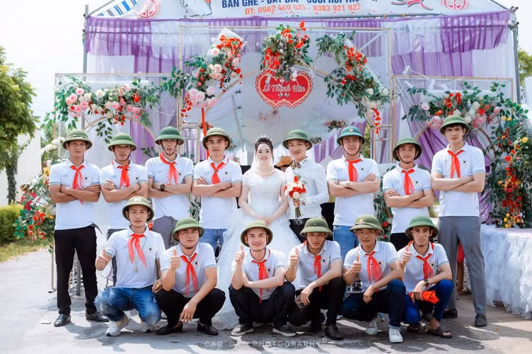 Những hình ảnh về dàn khách mời toàn đội mũ cối của đám cưới diễn ra ở Diễn Châu, Nghệ An từng thu hút sự chú ý của cư dân mạng.