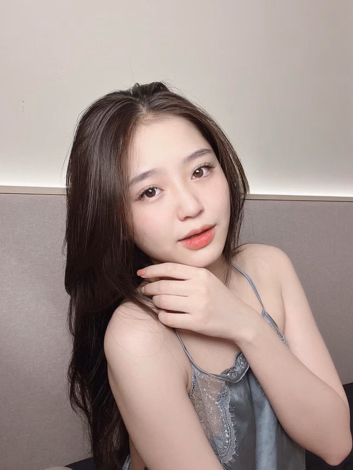 Cô nàng sở hữu gương mặt đẹp và vóc dáng phổng phao. 