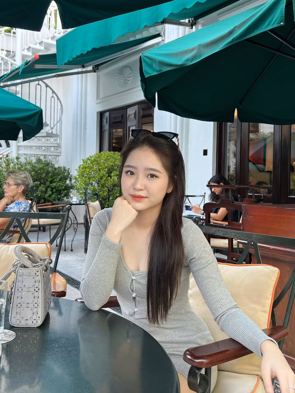 Cô nàng sở hữu lượng theo dõi "khủng" trên mạng xã hội, độ hot không thua kém chị gái. Ảnh: FBNV