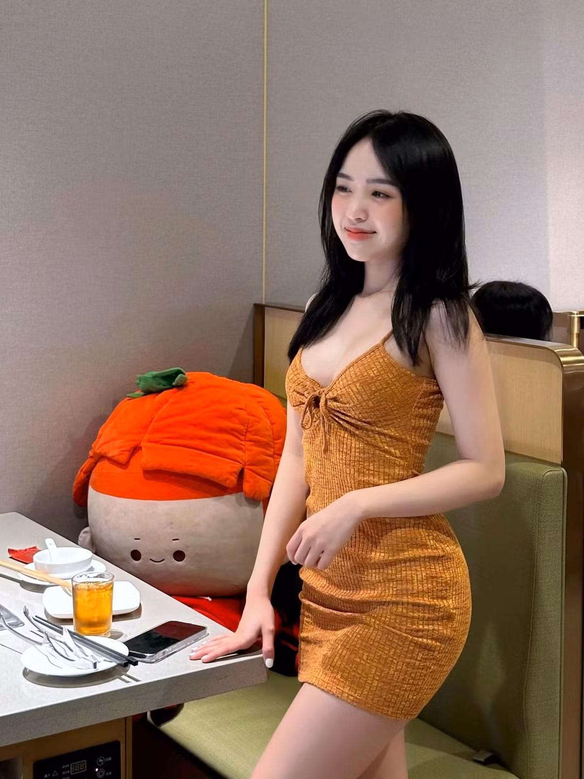 So với cô em gái Phương Uyên, cô chị Phương Anh có phần nổi tiếng hơn trên mạng xã hội.
