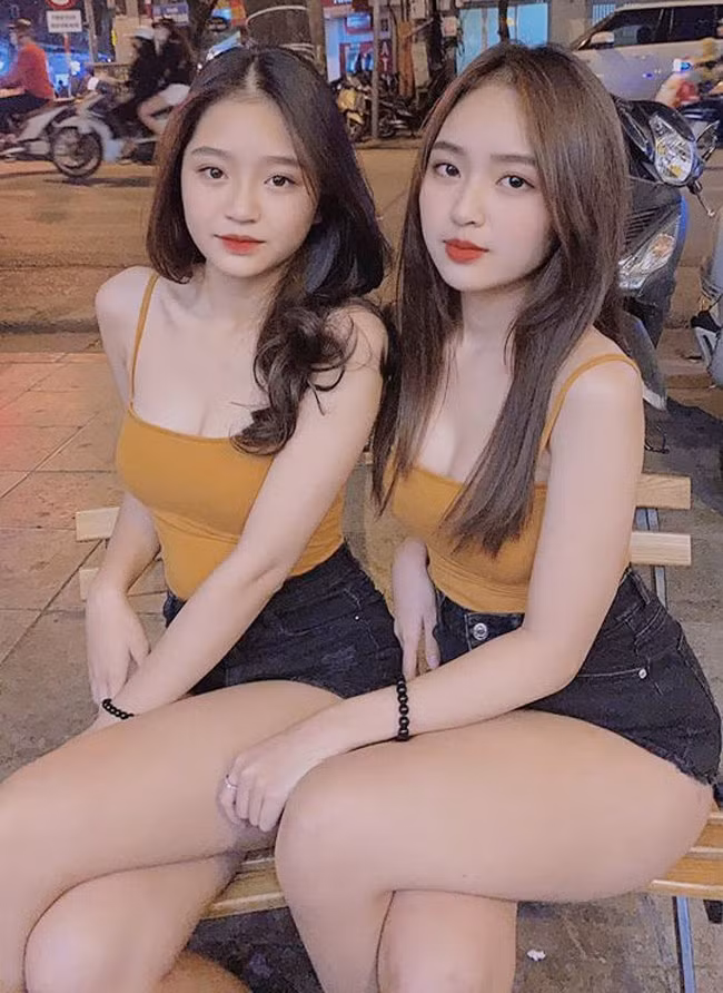 Lê Phương Anh và Lê Phương Uyên là cặp chị em hot girl nổi tiếng mạng xã hội Việt nhờ sở hữu nhan sắc "vạn người mê".