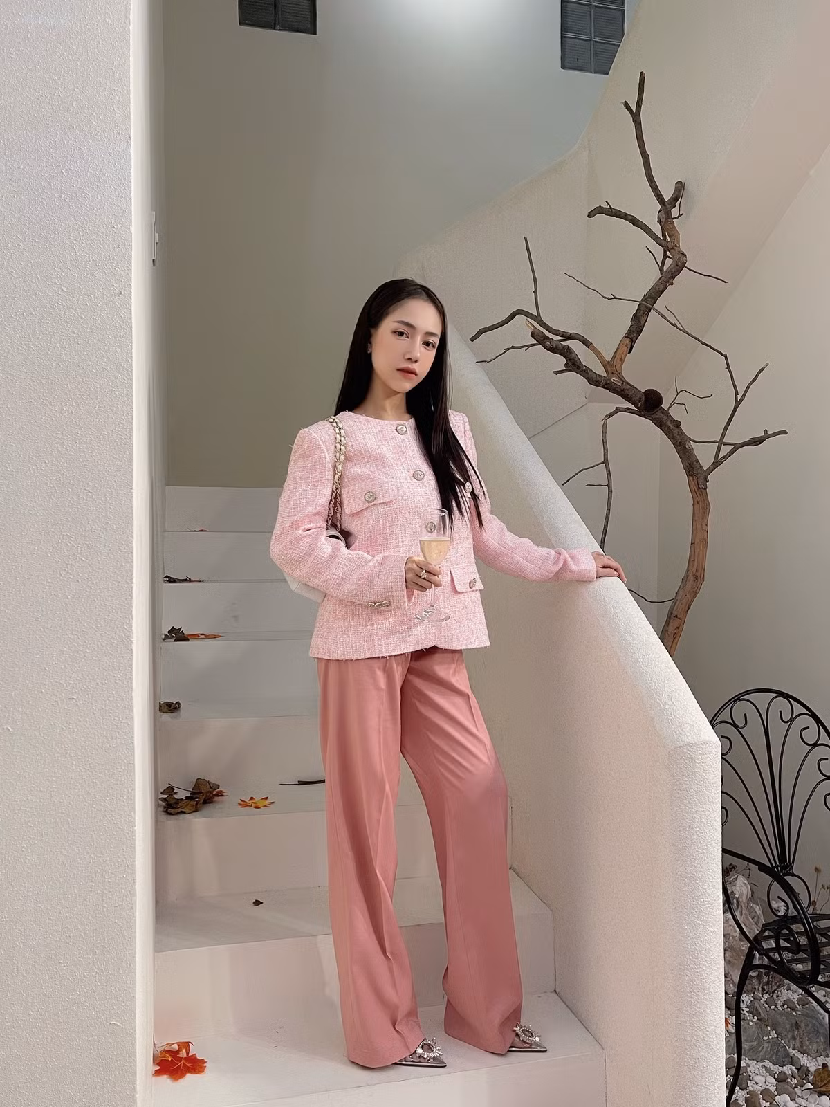 Dù là trước hay sau "dao kéo", làn da mịn màng có lẽ là nguyên nhân hàng đầu giúp Joyce Phạm thêm tự tin với nhan sắc không make-up của mình.