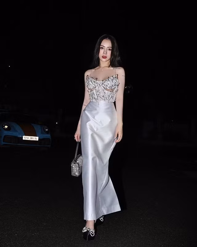 Những bức ảnh được chia sẻ trên mạng xã hội đều cho thấy gu ăn mặc cá tính, quyến rũ và đầy trẻ trung của ái nữ Minh Nhựa. Ảnh: FBNV