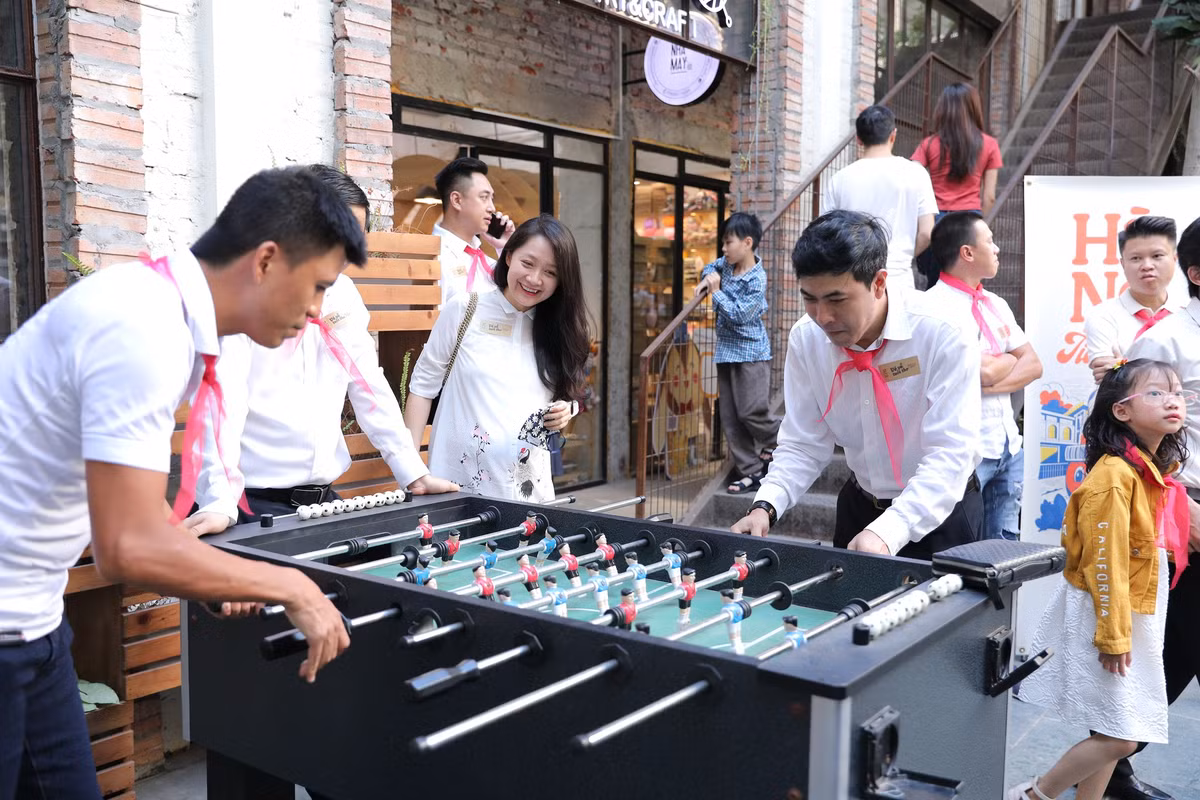 Điều vui nhất là toàn thể khách mời đều tỏ ra rất hào hứng trong suốt bữa tiệc, ai cũng khen đồ ăn ngon, khen ý tưởng của cô dâu chú rể quá độc đáo. Ảnh: Vũ Nguyệt Ánh