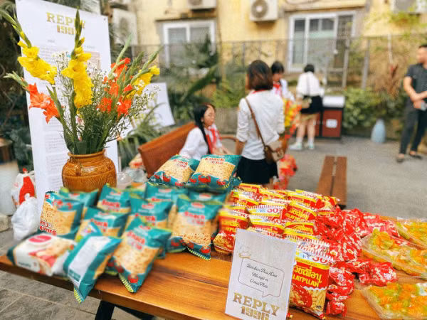 “Bởi vì bọn em không muốn ngày hạnh phúc của mình có những người đến dự cưới trong tâm thế miễn cưỡng, kiểu đành phải đi để giữ quan hệ chứ chả hào hứng lắm, hoặc nó mời thì chả nhẽ không đi, hoặc thôi thì trả nợ phong bì cho xong nghĩa vụ. Bọn em muốn đón những ai thực sự hào hứng, nhiệt tình, quý mến cô dâu chú rể, đến dự với tâm thế thực sự vui vẻ, thoải mái. Vậy nên, đành để “tinh thần tự nguyện” vậy”, Nguyệt Ánh viết.