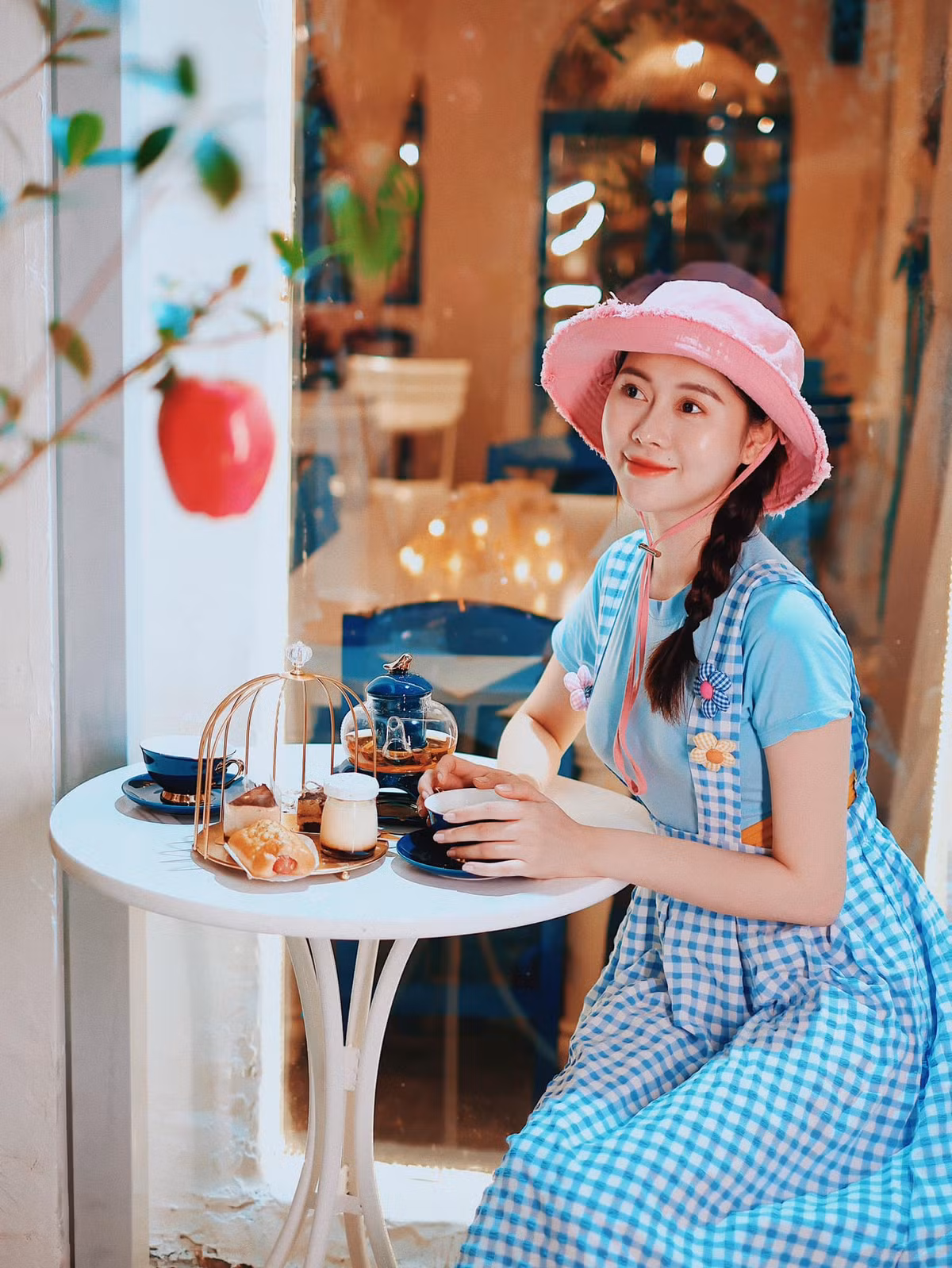 Phương Thoa còn được nhiều bạn trẻ "nhớ mặt quen tên" khi tham gia diễn xuất trong chuỗi tập phim ngắn "chủ tịch giả vờ và cái kết". Biểu cảm tự nhiên của cô gái trẻ nhận được không ít sự thiện cảm. Ảnh: Tổng hợp