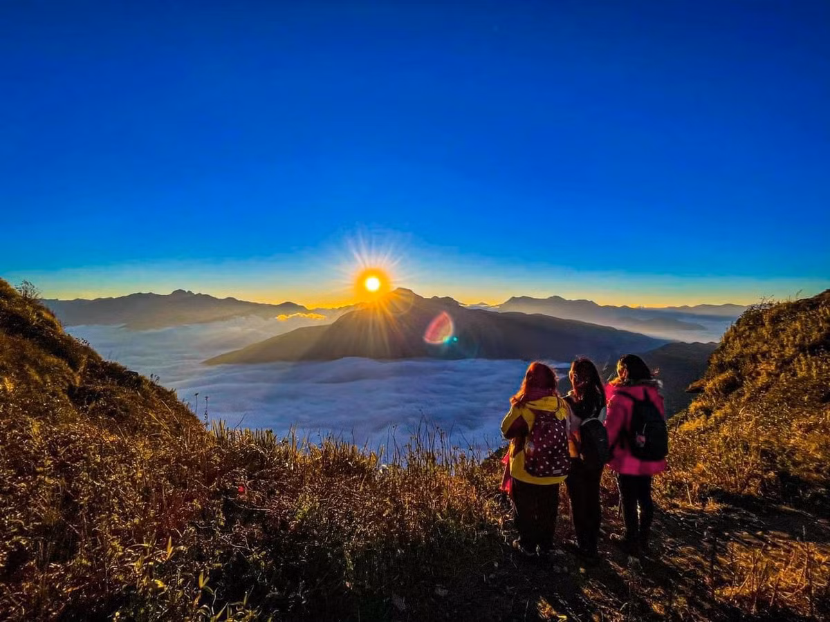Thời điểm lý tưởng nhất để bạn bắt đầu hành trình trekking núi Lảo Thẩn Y Tý chính là từ tháng 10 đến tháng 12 và từ tháng 3 đến tháng 5 hàng năm. Ảnh: Đình Thi
