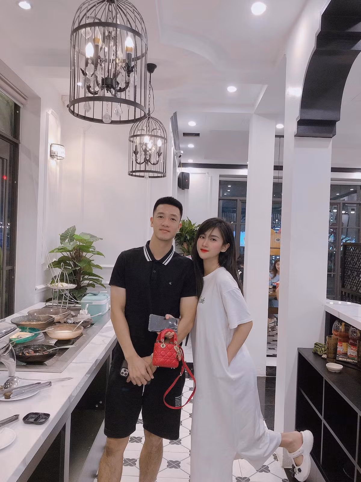 Trước đó, chia sẻ về chuyện tình yêu của mình, hot girl đất cảng tiết lộ cô biết đến Huy Hùng khi xem một trận bóng đá trên ti vi.