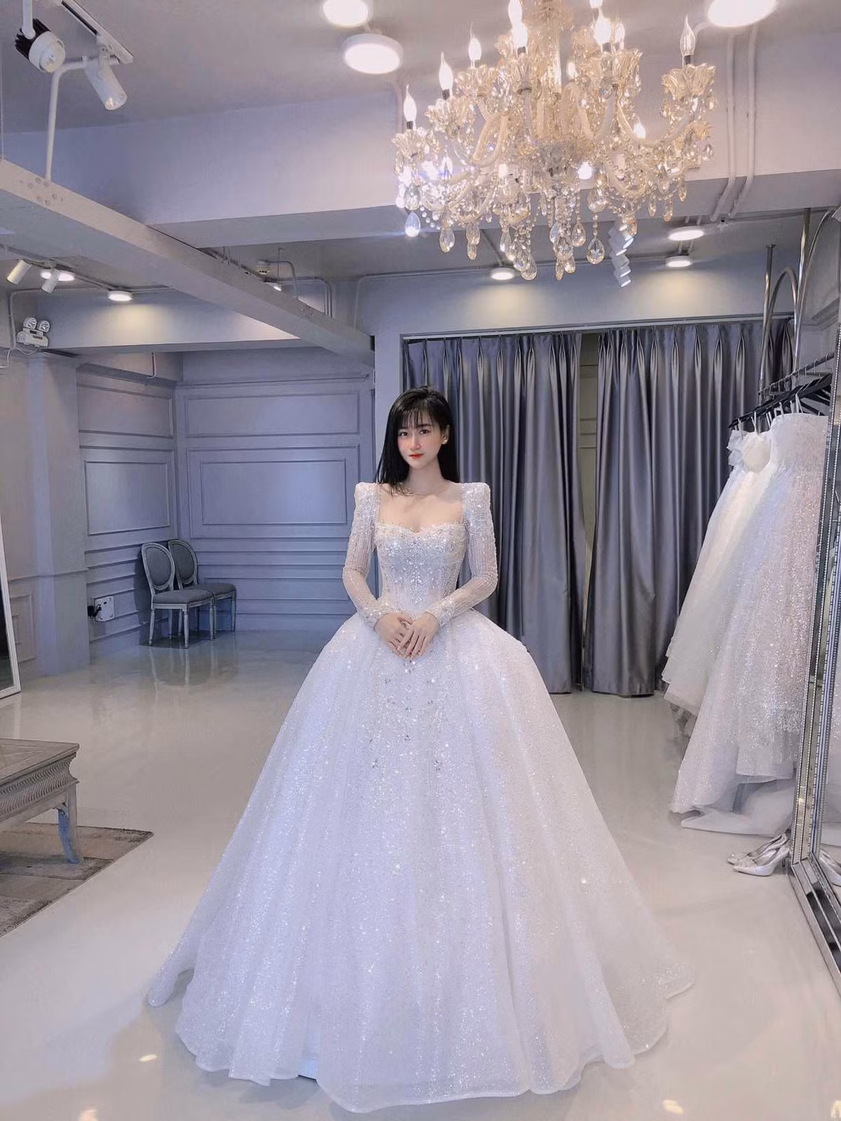 Vợ Huy Hùng tên là Nguyễn Thùy Dương, 25 tuổi. Thuỳ Sở hữu gương mặt xinh xắn, đáng yêu không thua kém gì hot girl.