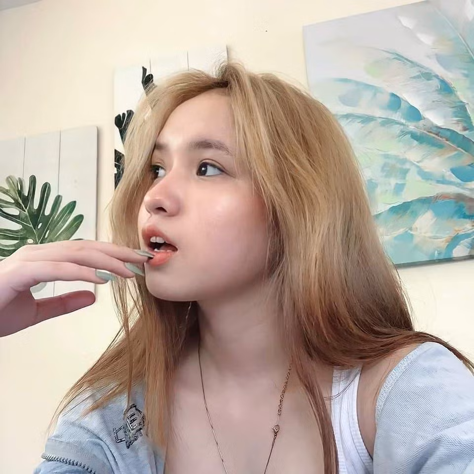 Nhan sắc của cô cũng trở nên xinh đẹp, rạng rỡ hơn.