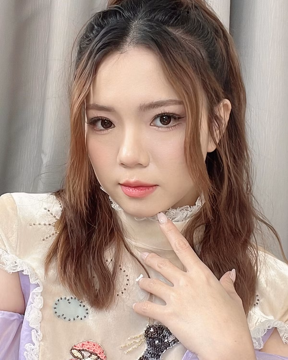 Được biết, Dinh đã thử làm công việc văn phòng nhưng cảm thấy không hợp và quyết định thi thử tiếp viên hàng không.