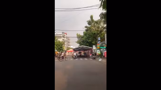 Mới đây trên MXH xuất hiện đoạn clip rạp cưới "dàn trận" giữa lòng đường làm không ít người bức xúc.