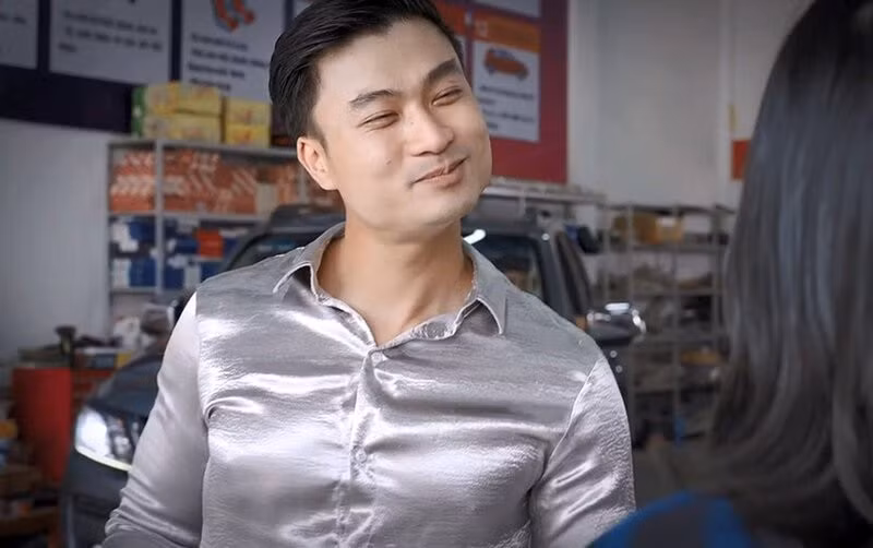 Lướt mạng xã hội hẳn ai cũng từng bắt gặp qua đoạn nhạc xập xình cực ngầu kèm câu nói: “Hê sờ lô hơ sờ ly ly. Ngạc nhiên chưa?”. Cụm từ bắt nguồn từ bộ phim truyền hình “Ga-ra hạnh phúc” và người tạo ra trend đang gây bão mạng xã hội này chính là nhân vật Trung “trâu” do diễn viên Duy Hưng thủ vai.