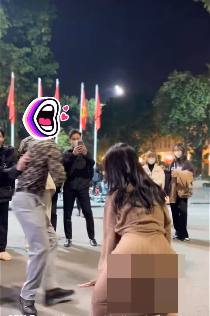 Được biết, cô gái nhảy trên phố đi bộ này đang tham gia trò chơi ghép đôi thần tốc gây sốt trong giới trẻ thời gian qua.