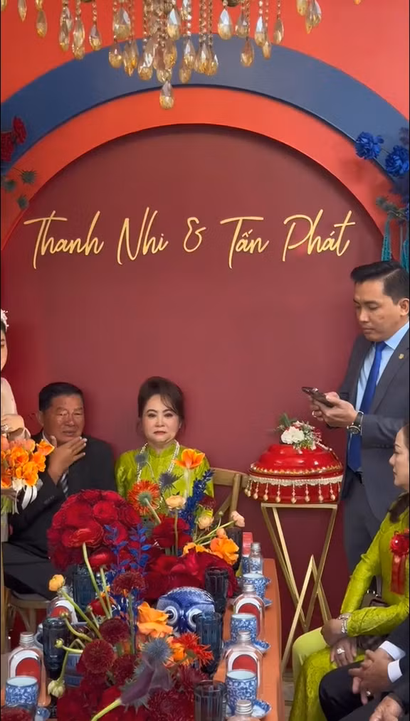 Trong video, khi nghe MC nói về tình cảm cũng như món quà mà bố mẹ dành cho mình, cô dâu không kìm chế được cảm xúc mà bật khóc.
