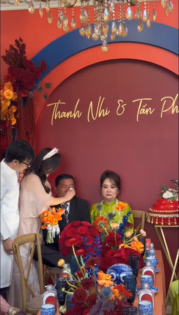 Không chỉ vậy, người bố ngồi bên cạnh nhìn thấy con đi lấy chồng cũng chạnh lòng mà rơi nước mắt.