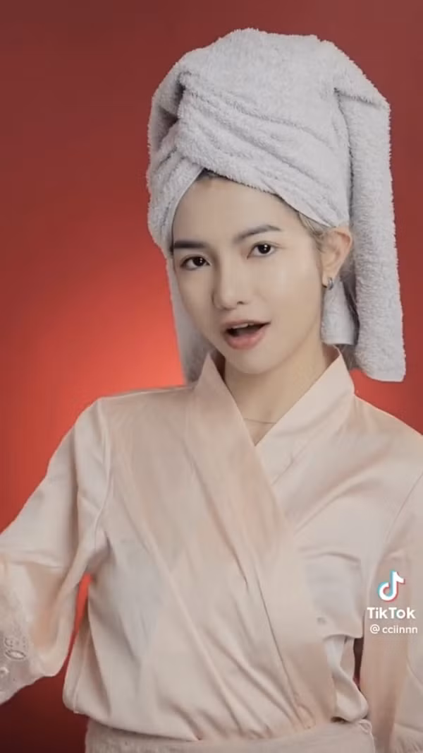 Khoảnh khắc kiệm son phấn của TikToker sinh năm 1997 cũng được khen ngợi.