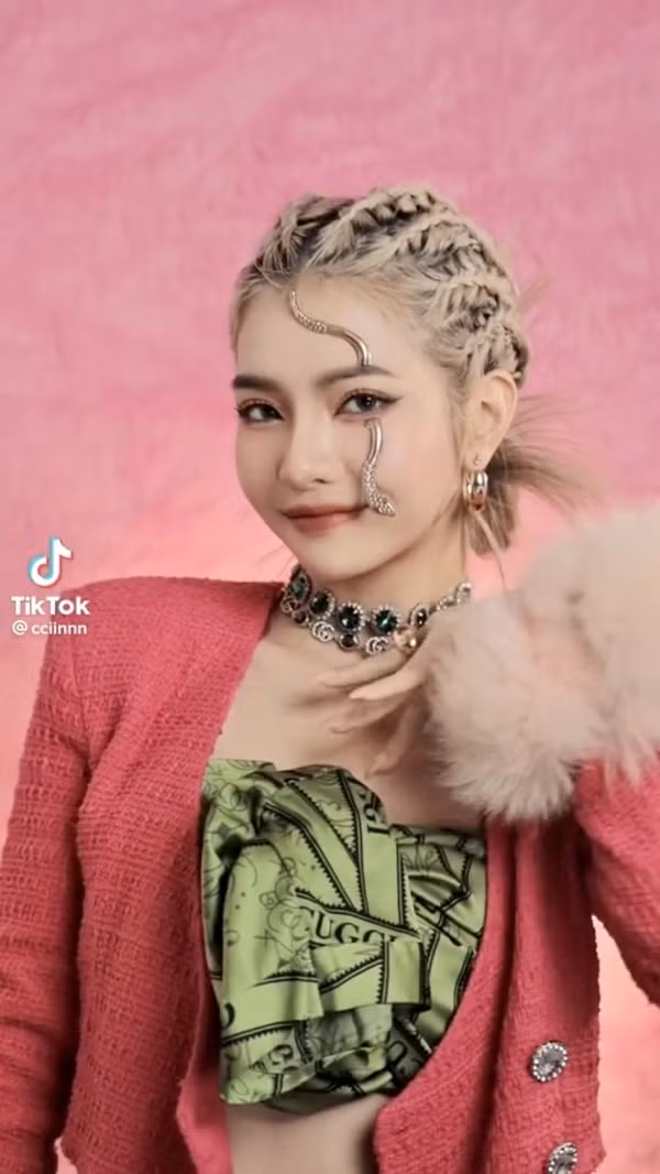 Đặc biệt ở clip TikTok bắt trend "Made you look" CiiN trở thành tâm điểm của cộng đồng mạng. Theo đó, dù là người thực hiện video trễ nhưng độ viral của hot TikToker là điều không ai có thể phủ nhận.