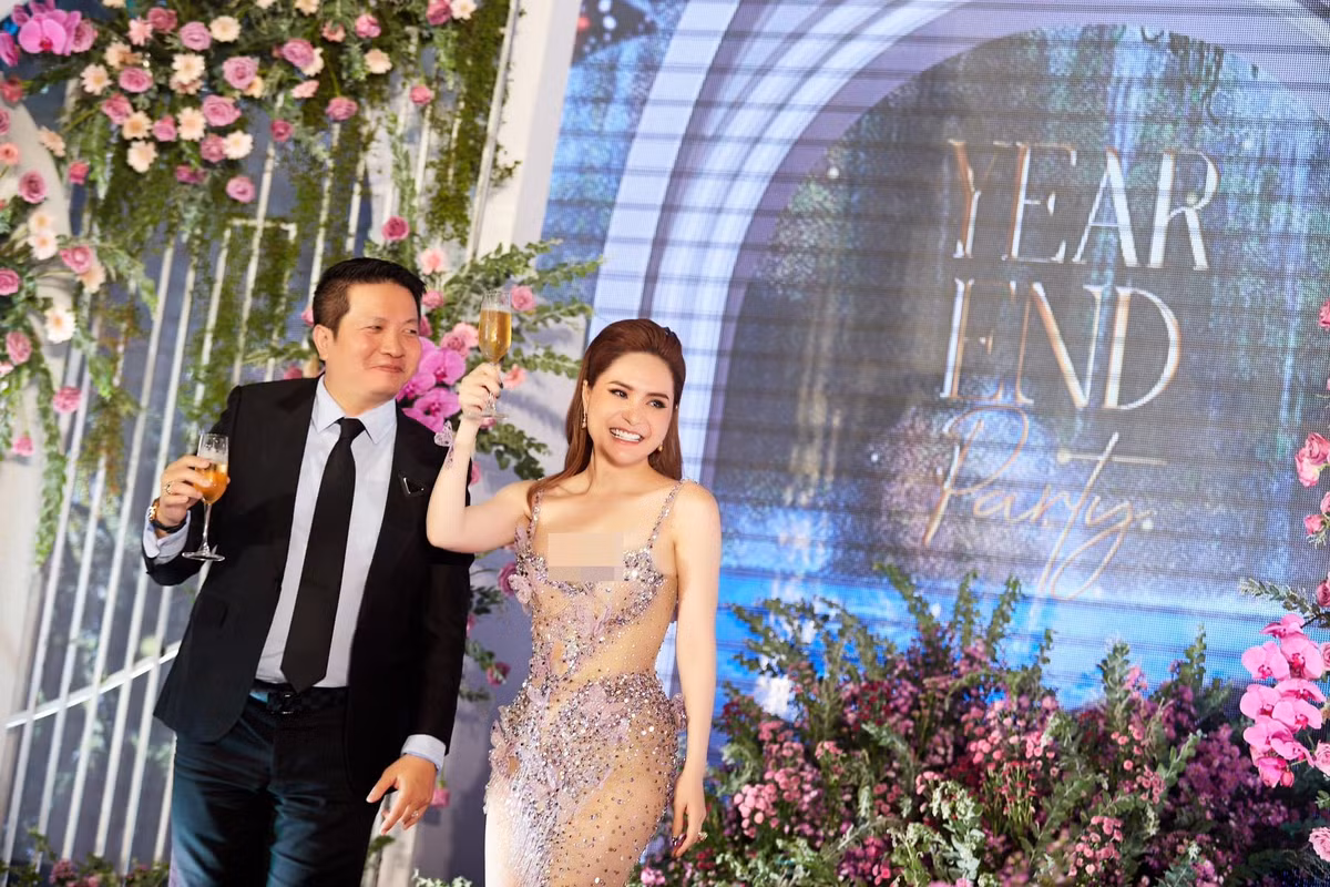 Bộ trang phục như xuyên thấu của Di Băng nhanh chóng thu hút sự chú ý bởi khá gợi cảm và táo bạo.