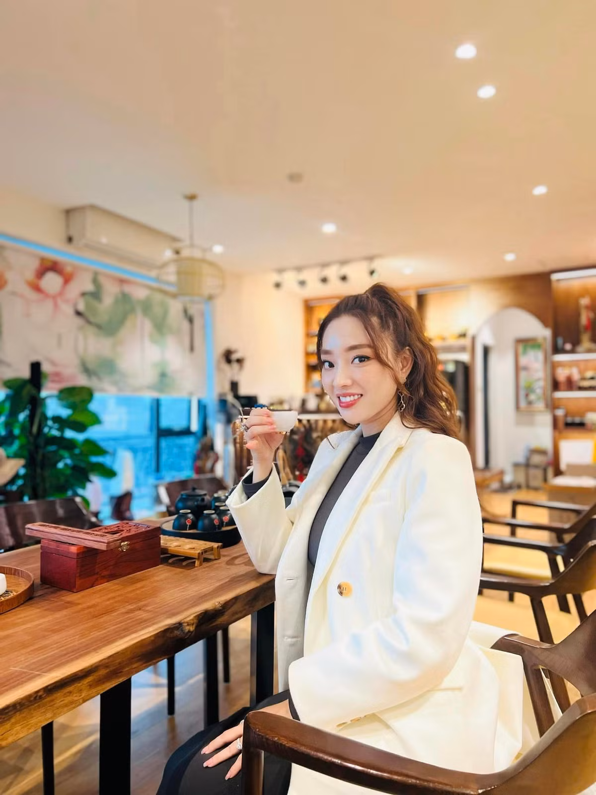 Sau khi lấy chồng, sinh con, cựu tiếp viên hàng không dành hầu hết thời gian để chăm sóc tổ ấm và tự kinh doanh riêng.